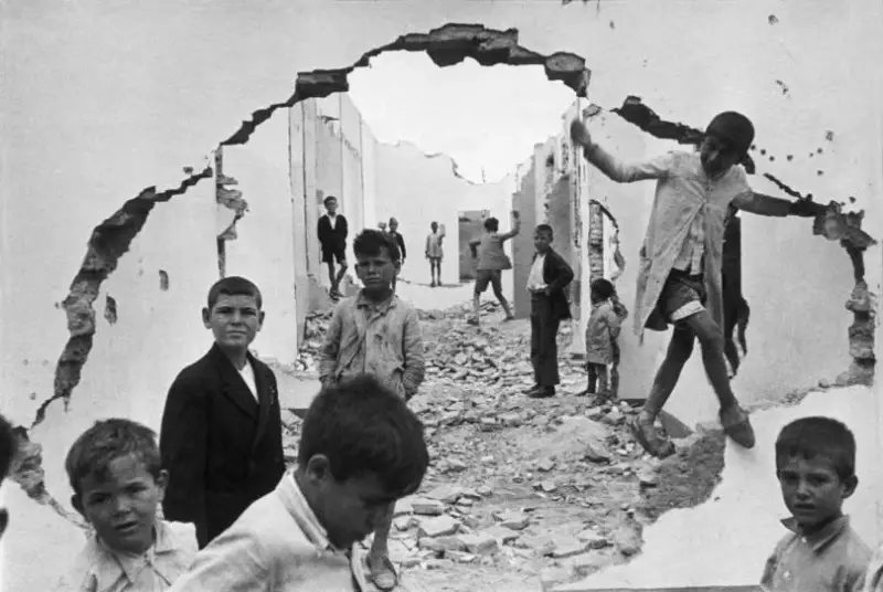 Cartier Bresson famous photographs creating a frame within a frame